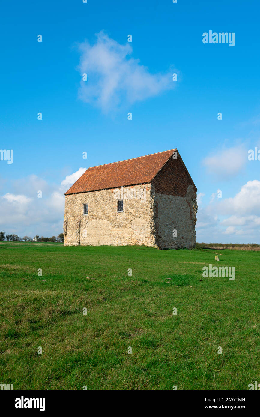 L'église saxonne UK, vue sur St Peter's Chapel (AD 654) situé sur la côte d'Essex de Bradwell on Sea, Angleterre, Royaume-Uni. Banque D'Images