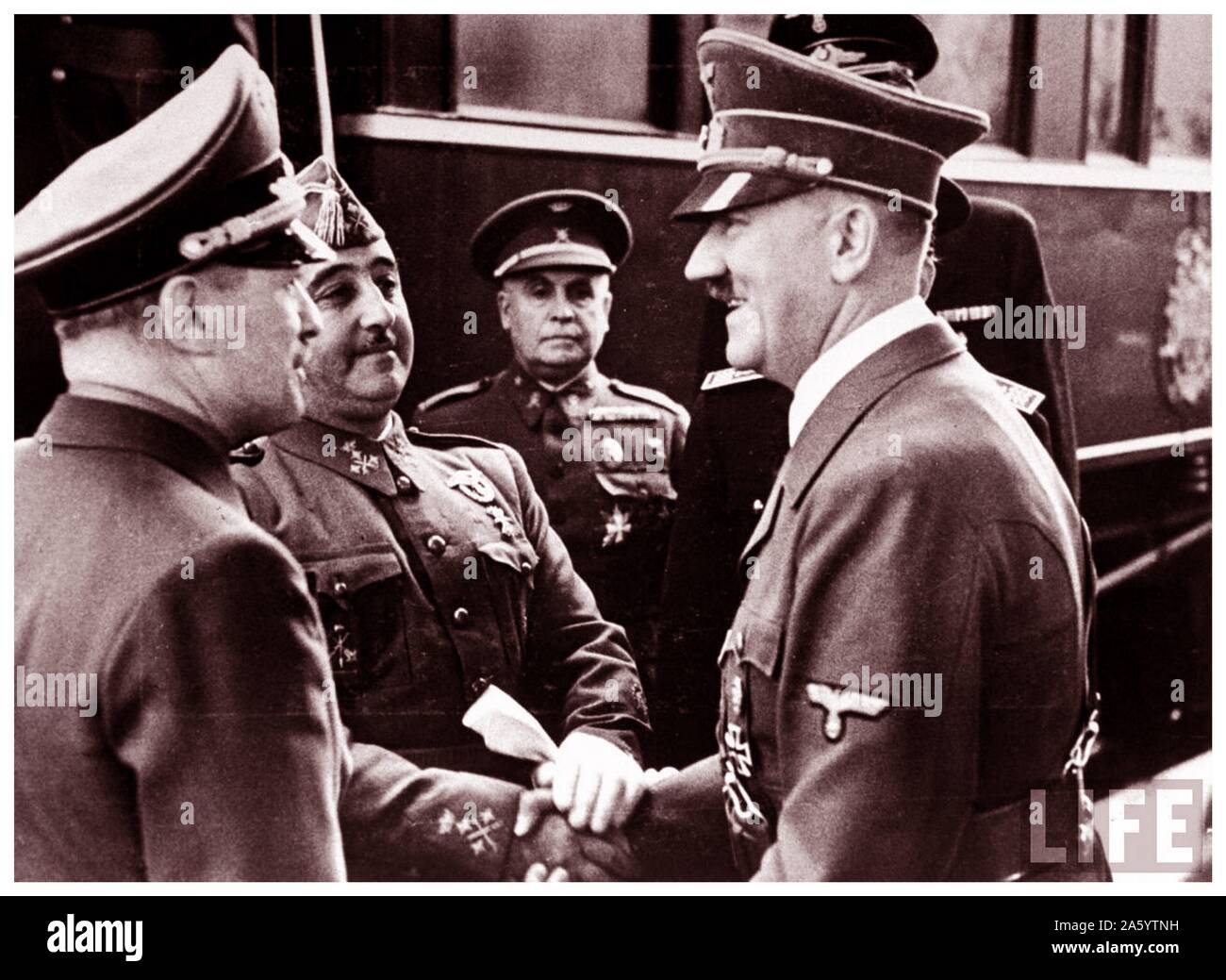 Leader nazi allemand, Adolf Hitler répond aux nationalistes espagnols, le général Franco, à Berlin 1936 Banque D'Images