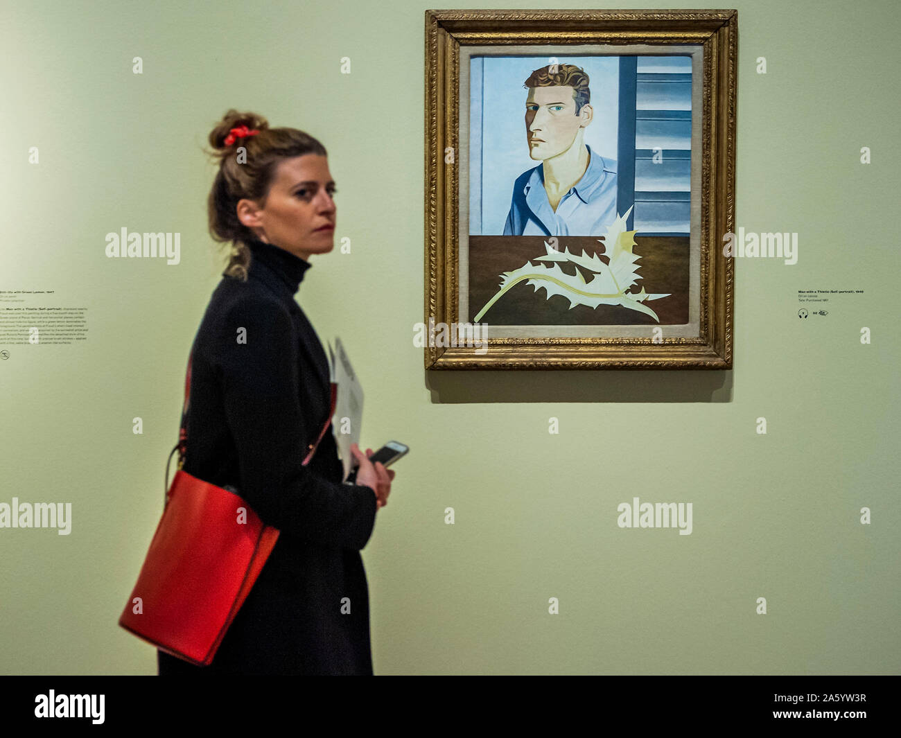 Londres, Royaume-Uni. 23 Oct, 2019. Homme avec un chardon, autoportrait, 1946 - Lucian Freud auto-portraits à l'Académie Royale des Arts du Canada depuis près de sept décennies, exécuté sur toile et papier, l'exposition réunit 56 œuvres que Freud graphique développement artistique. Crédit : Guy Bell/Alamy Live News Banque D'Images