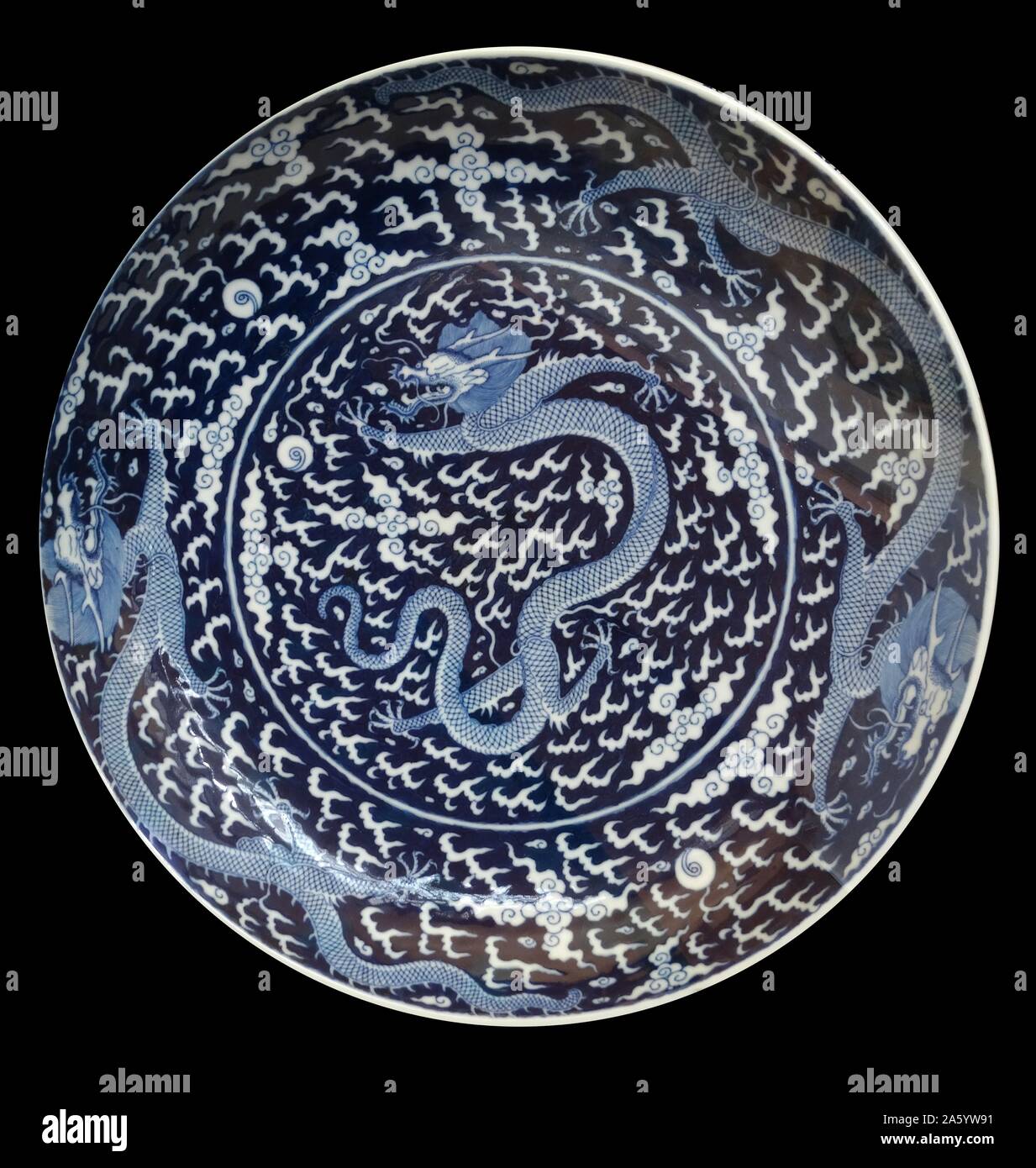 Chargeur de porcelaine bleu et blanc de la dynastie Qing, représentant un dragon. Datée 1875 Banque D'Images