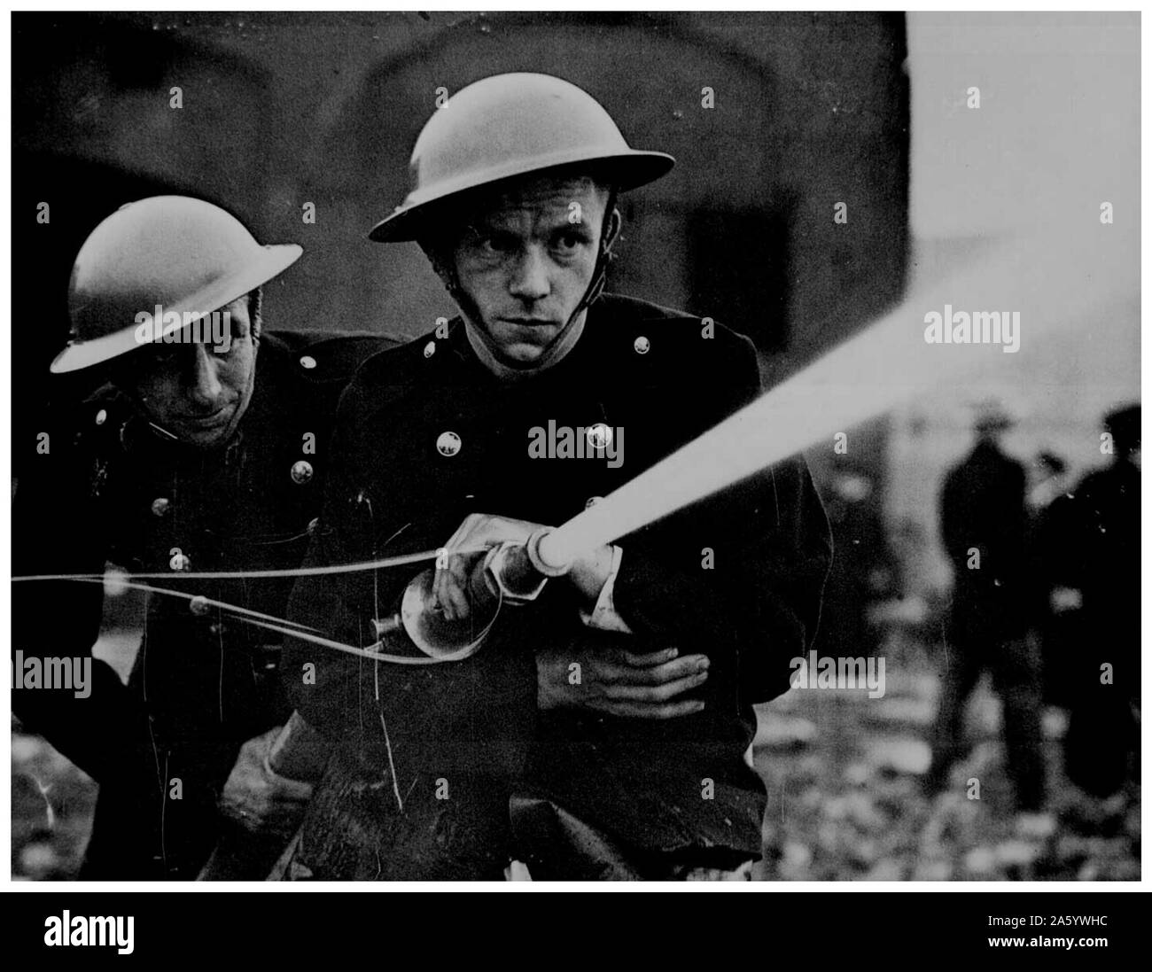 Les pompiers britanniques dans une zone bombardée en Angleterre, la seconde guerre mondiale, 1943 Banque D'Images