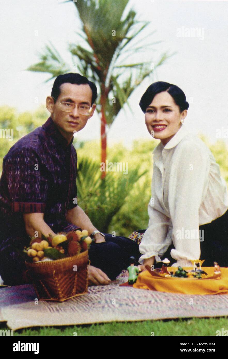 Bhumibol Adulyadej (né en 1927), Roi de Thaïlande. Il est également connu sous le nom de Rama IX, comme il est le neuvième monarque de la dynastie Chakri. Ayant régné depuis le 9 juin 1946 avec son épouse la reine Sirikit. 1960 Banque D'Images