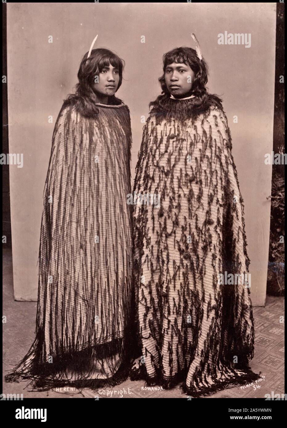 Hereni & Rowanga (filles maories), photographié par Elizabeth Pulman (1836-1900) L'un des premiers photographes. 1889 Banque D'Images