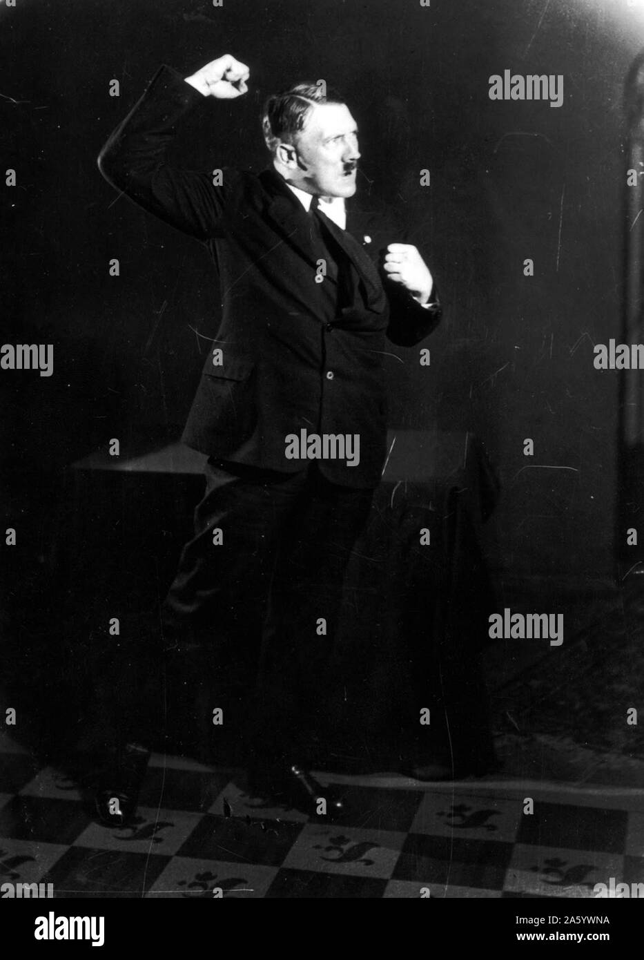 Leader nazi allemand Adolf Hitler, vous répétez un discours devant le miroir 1933 Banque D'Images