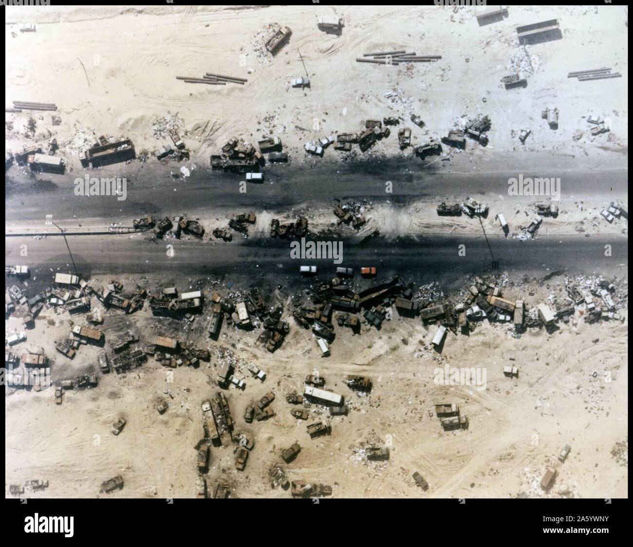 Photo de l 'autoroute de la mort", la suite de bombardements des forces américaines les forces irakiennes en retraite, Koweït, 1991 Banque D'Images