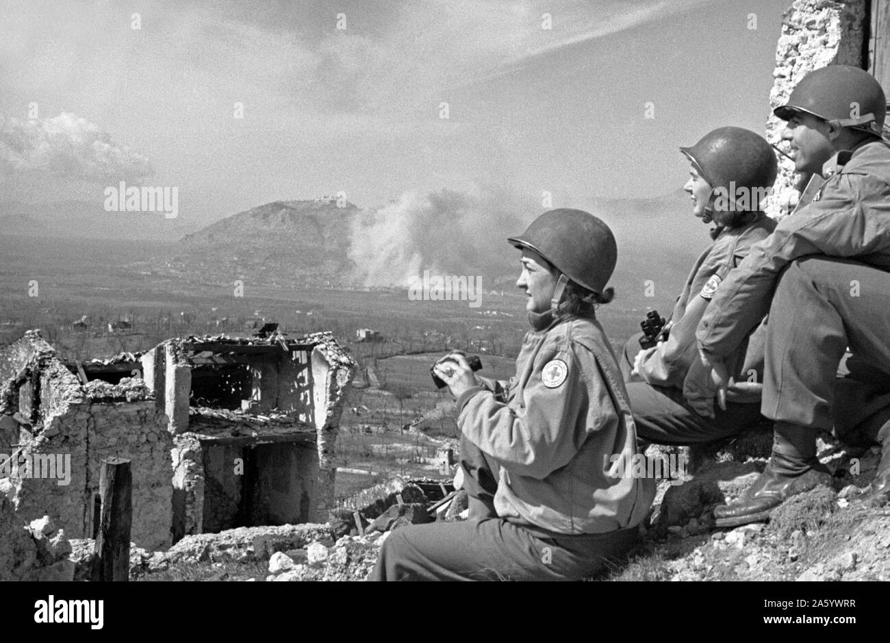 Photographie d'infirmières de la Croix-Rouge en regardant les premières étapes de la Bataille de Monte Cassino, partie de la Seconde Guerre mondiale, campagne d'Italie. Datée 1944 Banque D'Images