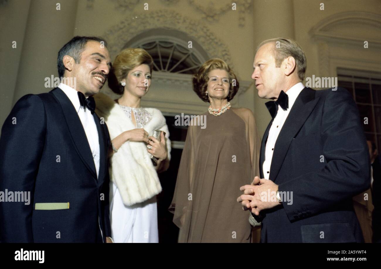 Photographie du président Gerald Ford, Première Dame Betty Ford avec Queen Alia-al-Hussein et le Roi Hussein de Jordanie. Datée 1976 Banque D'Images