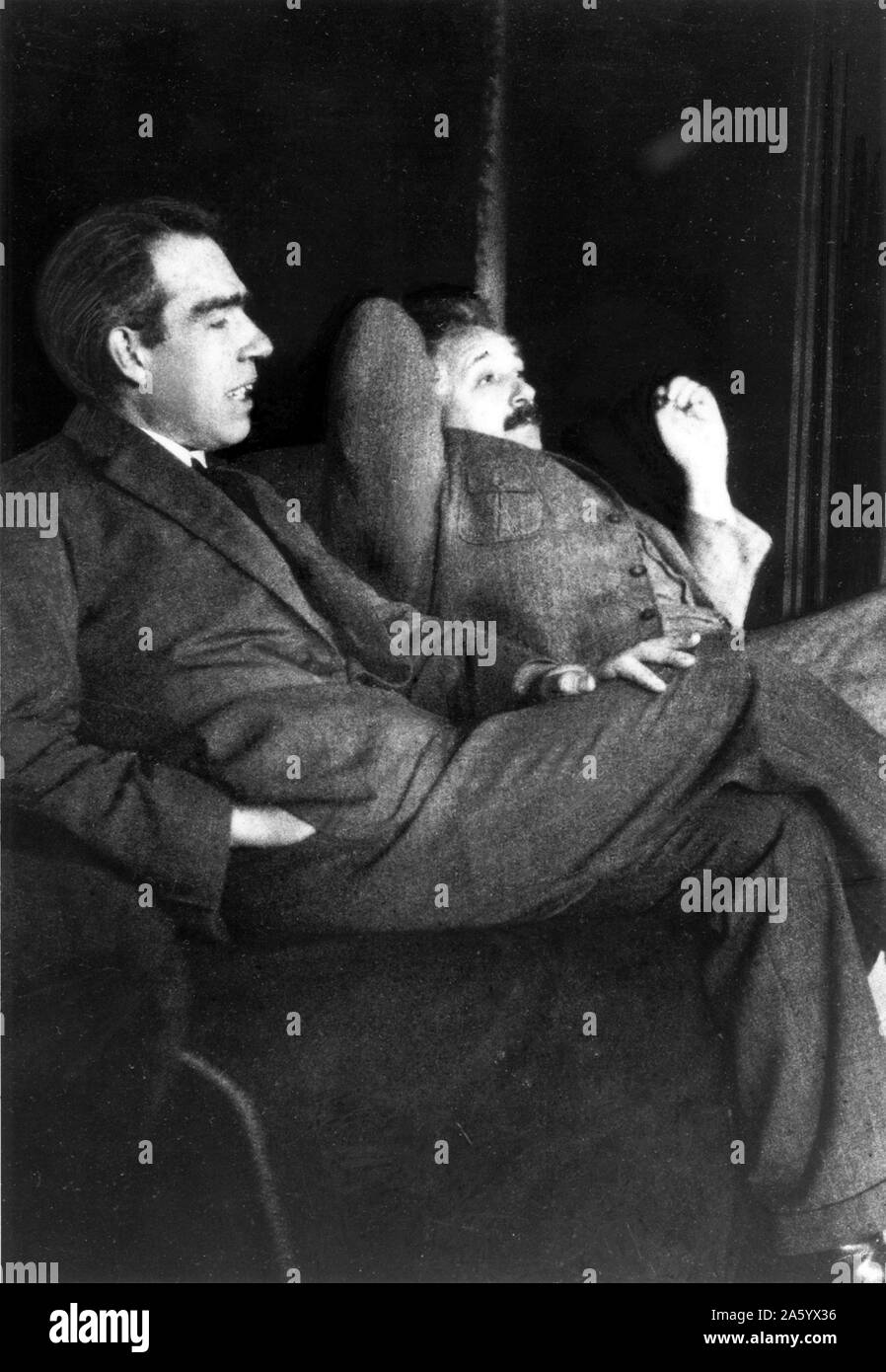 Photographie prise lors d'un débat-Einstein Bohr, une série de conflits publics à propos de la mécanique quantique entre Albert Einstein (1879-1955) physicien théorique d'origine allemande, et Niels Henrik David Bohr (1885-1962) physicien danois. Datée 1925 Banque D'Images