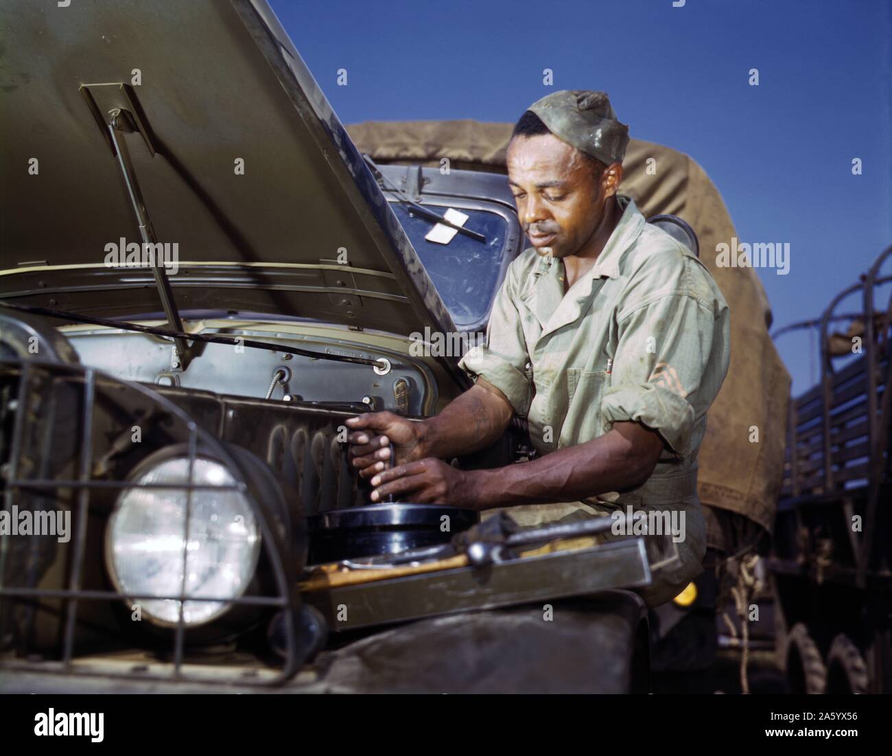 Mécanicien d'Afro-américains dans l'armée américaine le maintien d'un camion, Fort Knox. La deuxième guerre mondiale 1942 Banque D'Images