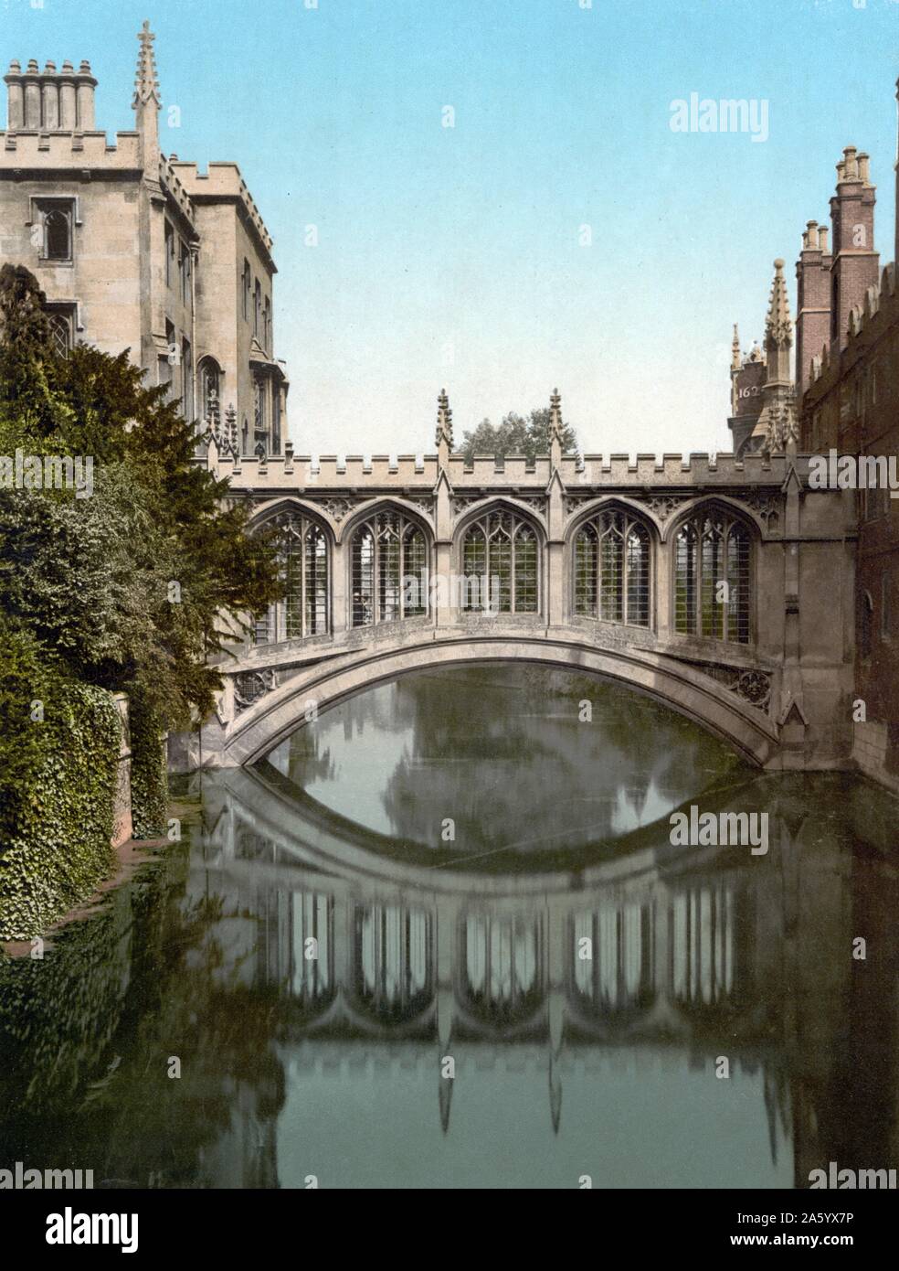 Pont des Soupirs, Cambridge, Angleterre 1890. Le Pont des Soupirs à Cambridge est un pont couvert au St John's College, Cambridge University. Il a été construit en 1831 et traverse la rivière Cam entre la Cour et le troisième collège nouvelle cour. L'architecte était Henry Hutchinson. Banque D'Images