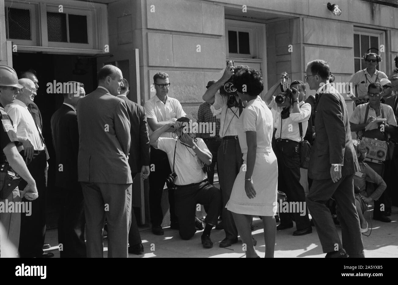 Les étudiants afro-américains, Vivian Malone entrant Foster Auditorium pour vous inscrire à des cours à l'Université de l'Alabama1963 Banque D'Images