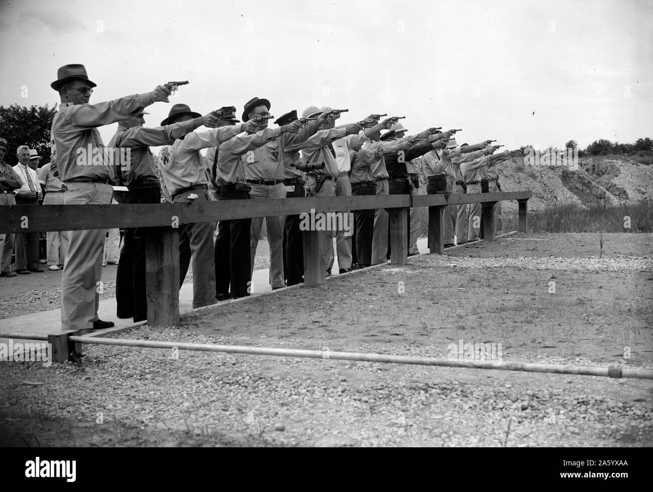 Photographie de gouvernement T hommes essayer leur tir. Datée 1935 Banque D'Images