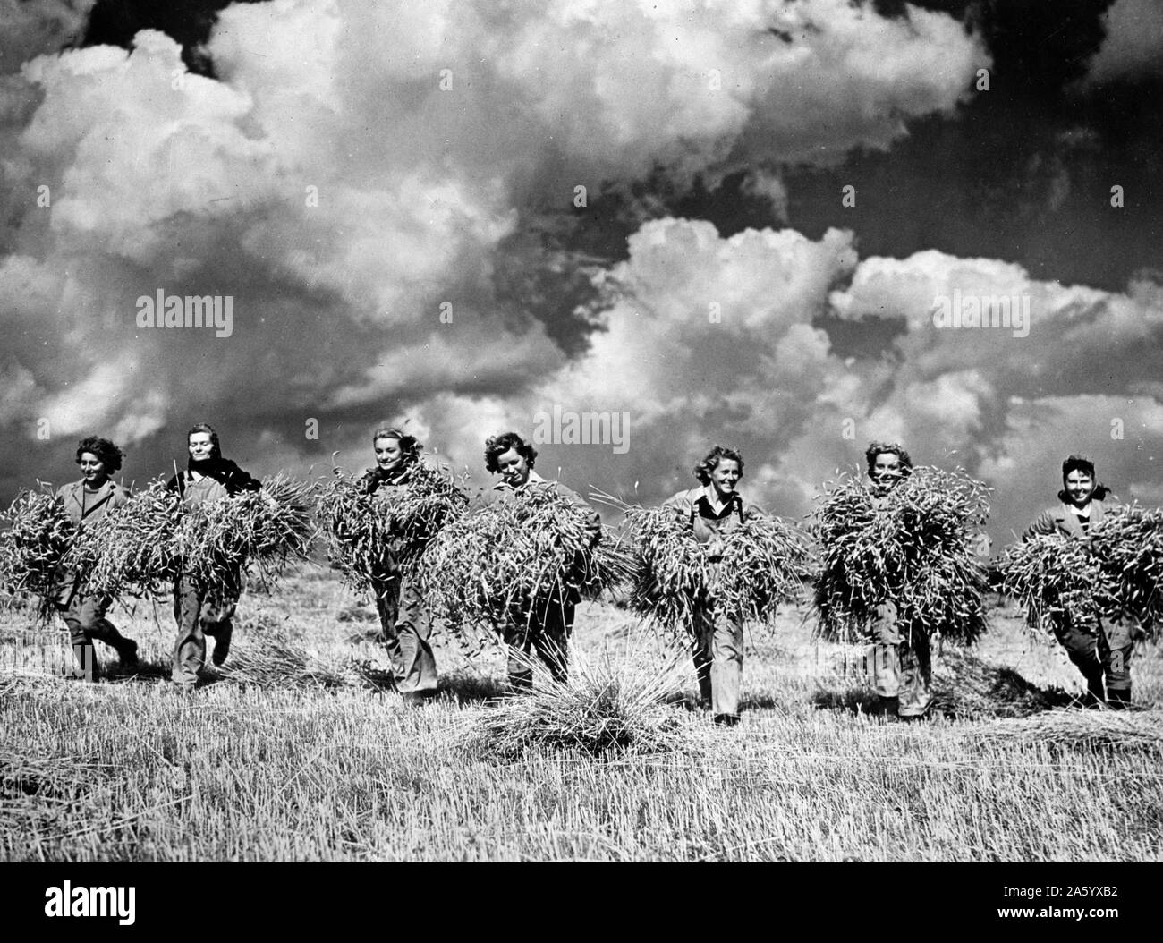 Photographie de 'pays' les filles pendant la saison des récoltes, à une exploitation collective de l'URSS. Datée 1942 Banque D'Images