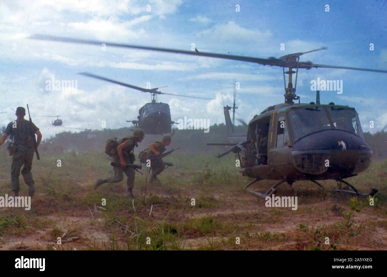 Photographie de troupes américaines en courant vers un chopper pendant la guerre du Vietnam. Daté de 1970 Banque D'Images
