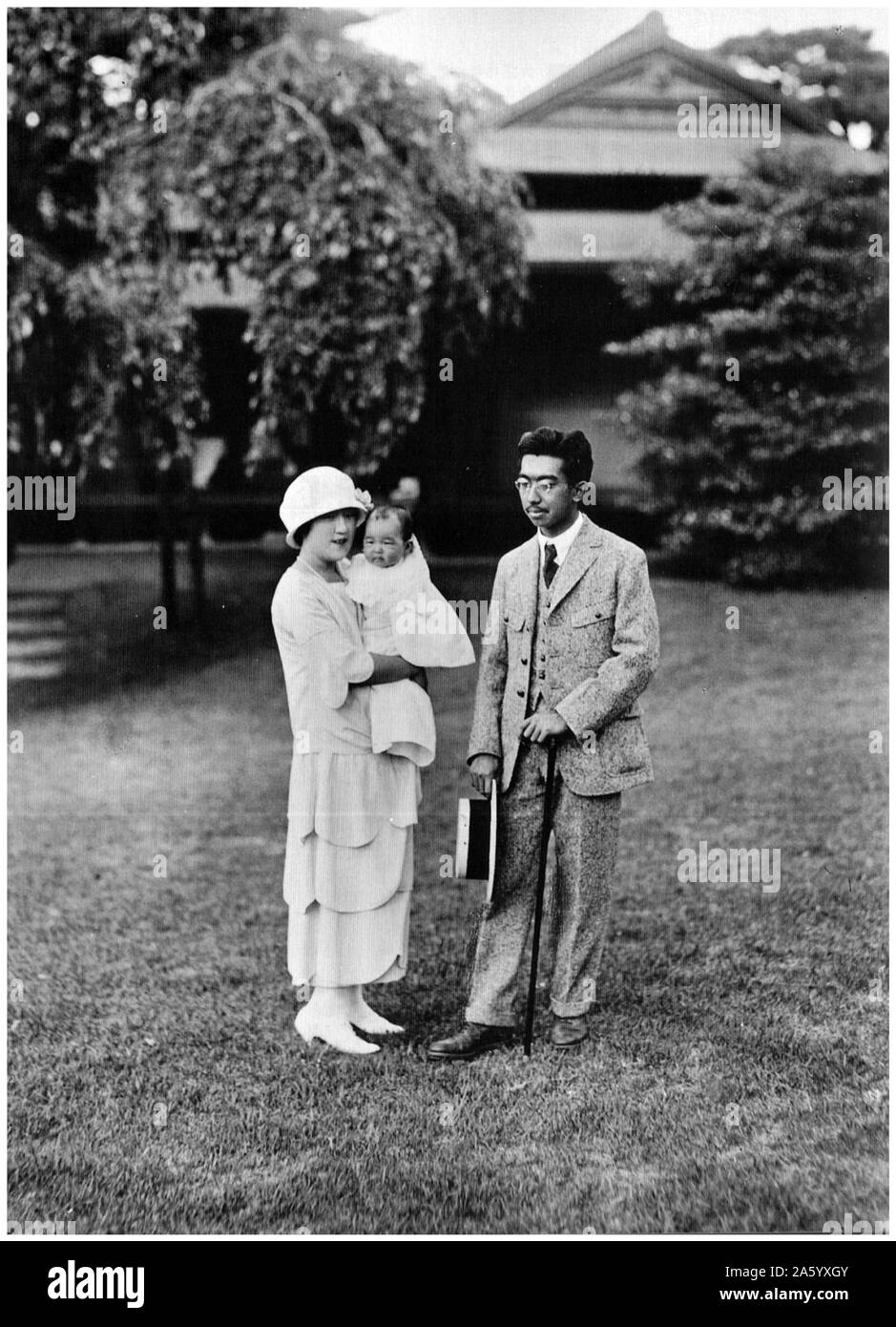 Photographie de l'empereur sh ?wa (1901-1989) Empereur du Japon, également connu sous le nom de Hirohito, l'Impératrice K ?jun et leur fille Shigeko Higashikuni (1925-1961). Datée 1925 Banque D'Images
