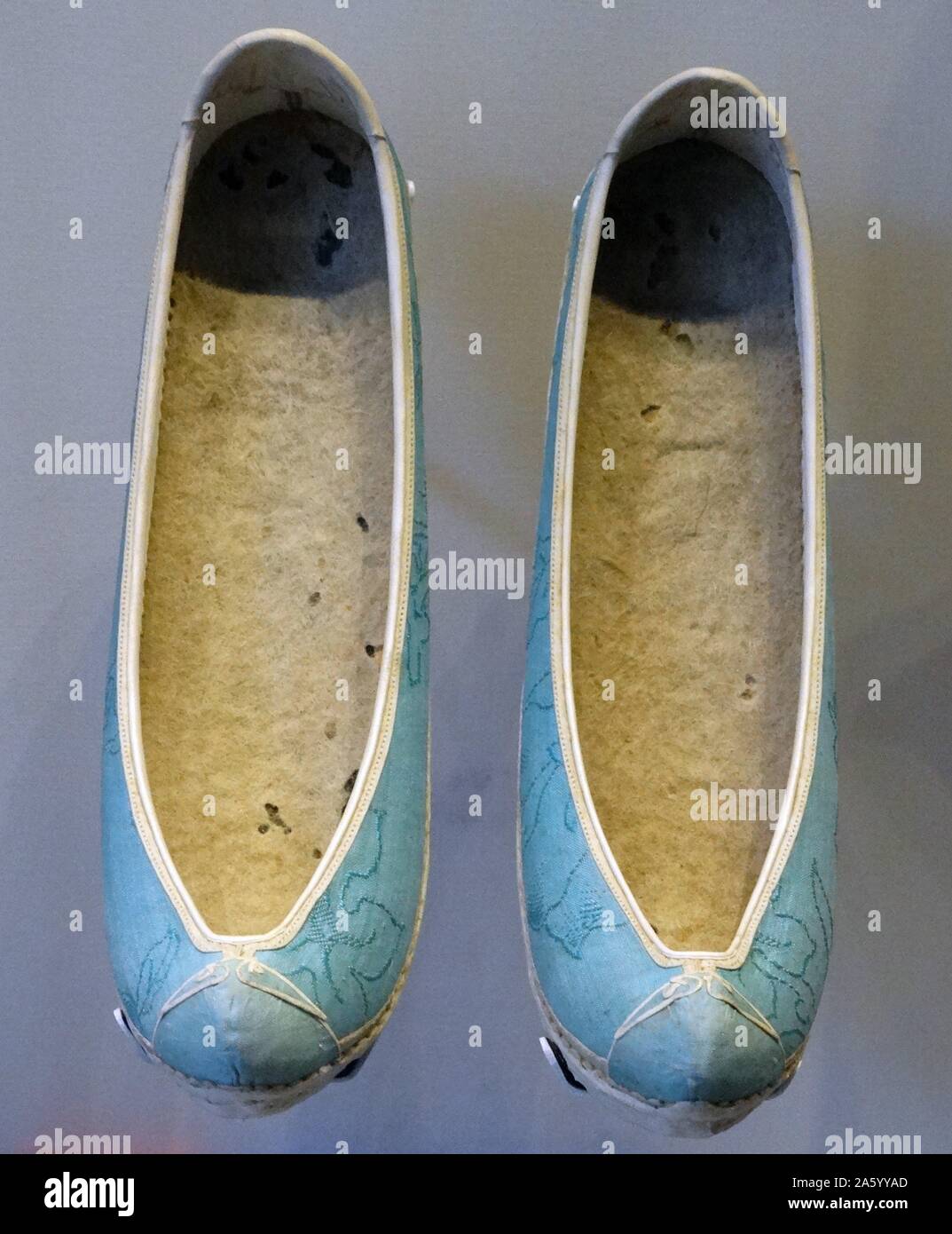Chaussures de la période Joseon, fabriqué à partir de soie, cuir, semelle feutre, masquer et métal clous. En date du 19e siècle Banque D'Images
