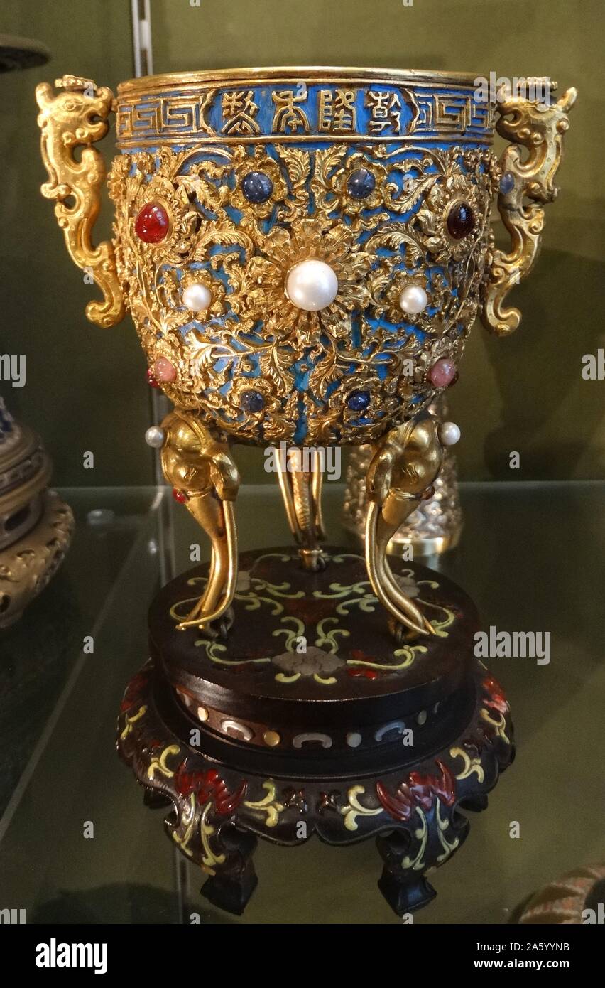 L'intégrité territoriale coupe de vin, l'un des quatre tasses faite pour l'empereur Qianlong. Faites de l'or, perles d'eau salée, quartz et chrysobéryl cat's eyes, lapis, turquoise, rouge, carnelians spinelles et Kingfisher plume. La base est en bois et incrusté de nacre, ivoire et la cornaline. À partir de la Chine, la période de l'empereur Qianlong, 1736-1795. Banque D'Images