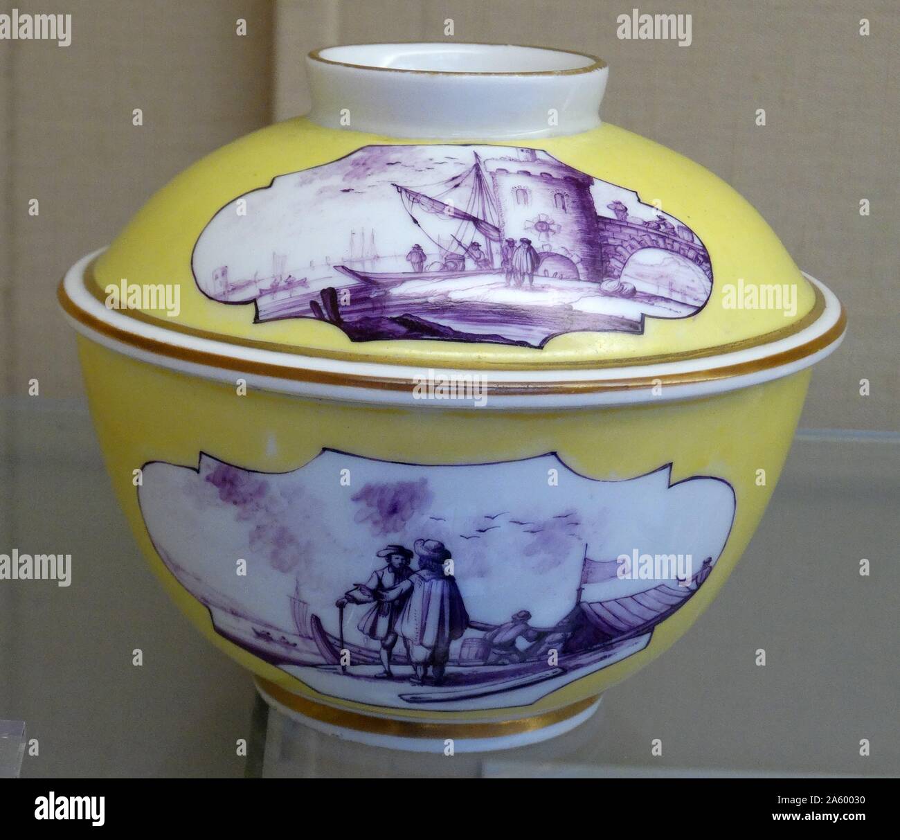 Bol en porcelaine avec couvercle, peinte en doré et émaux. En date du 18e siècle Banque D'Images