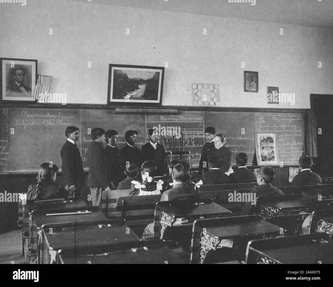 Impression photographique des garçons ayant des cours de conversation à l'École Industrielle Indienne, Carlisle, Pennsylvanie. Photographié par Frances Benjamin Johnston (1864-1952) conférencier. En date du Banque D'Images