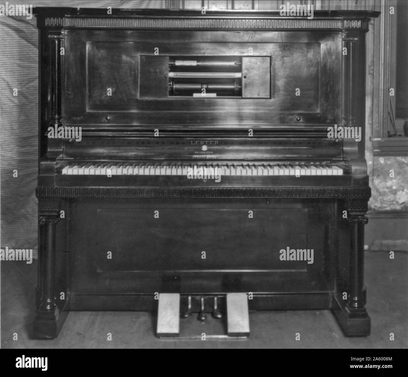 Un piano silencieux est un piano acoustique où il y a une option pour désactiver les cordes en arrêtant les marteaux de substitution entre eux. Un piano silencieux est conçu pour la pratique silencieuse Banque D'Images