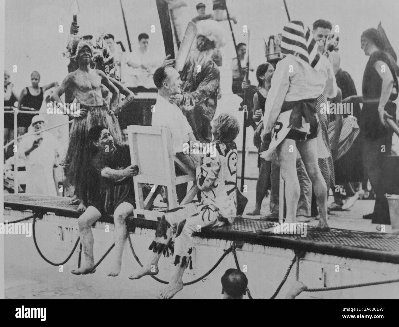 1935 Photographie de la cérémonie de passage de la ligne (traversée de l'Équateur), un rite dans la marine marchande, de la marine et de transport de passagers, datant du 17ème siècle. Banque D'Images 1935 Photographie de la cérémonie de passage de la ligne (traversée de l'Équateur), un rite dans la marine marchande, de la marine et de transport de passagers, datant du 17ème siècle. Banque D'Images