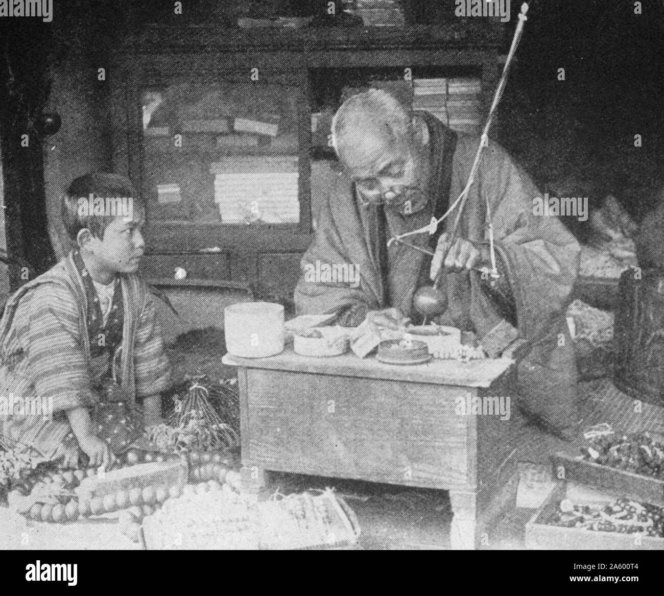 Artisan traditionnel japonais vu par son petit-fils Banque D'Images
