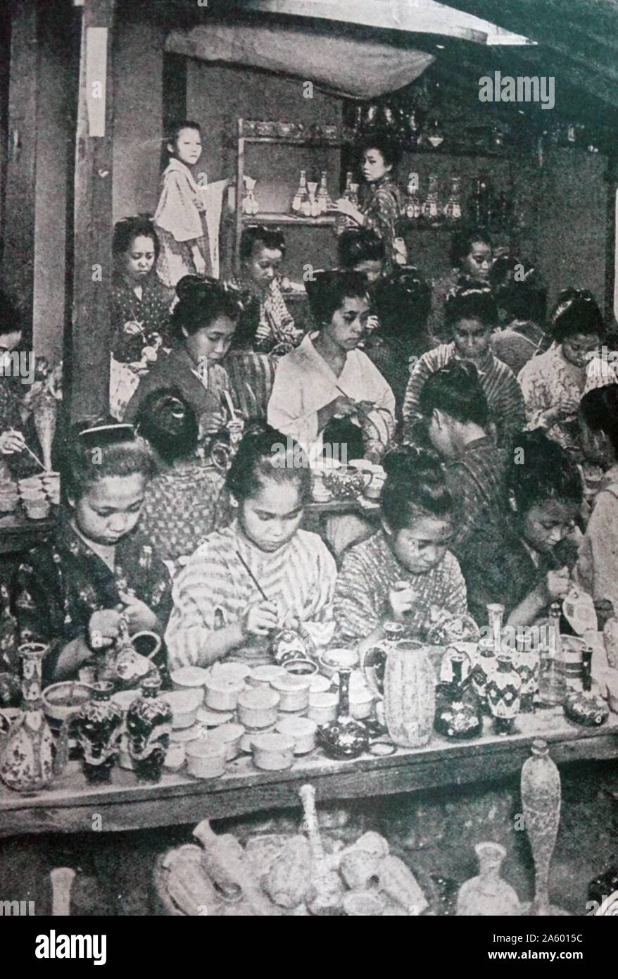 La décoration de la porcelaine japonaise à Kyoto pour une usine de poterie d'exportation à bas prix 1900 Banque D'Images