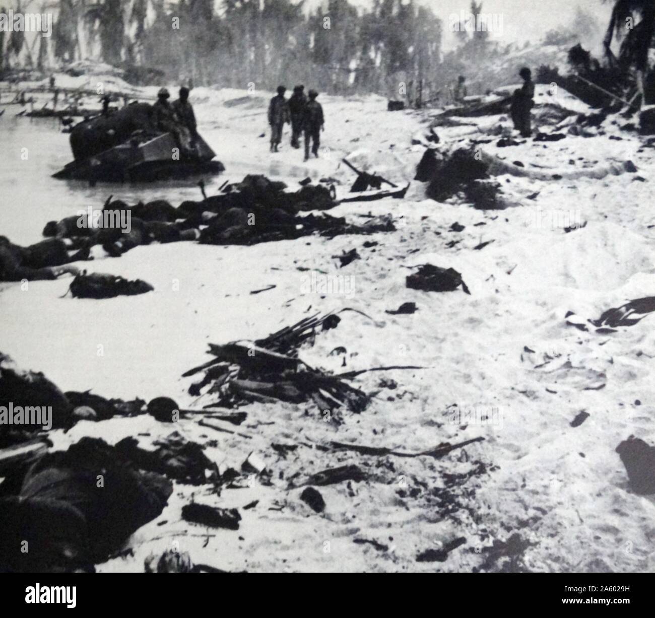 Terres marines sur l'atoll de Tarawa le 20 novembre 1943. Après trois jours de combats sanglants, les Japonais ont été écrasés au prix de 1000 morts et 2000 blessés graves. Banque D'Images Terres marines sur l'atoll de Tarawa le 20 novembre 1943. Après trois jours de combats sanglants, les Japonais ont été écrasés au prix de 1000 morts et 2000 blessés graves. Banque D'Images