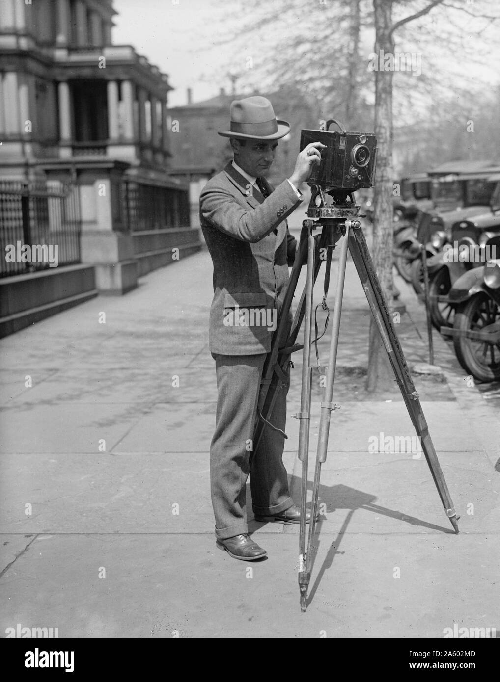 L'homme à l'aide d'une caméra sur un trépied, peut-être un ou Debrie Parvo 'L' appareil photo. Circa 1917 Banque D'Images