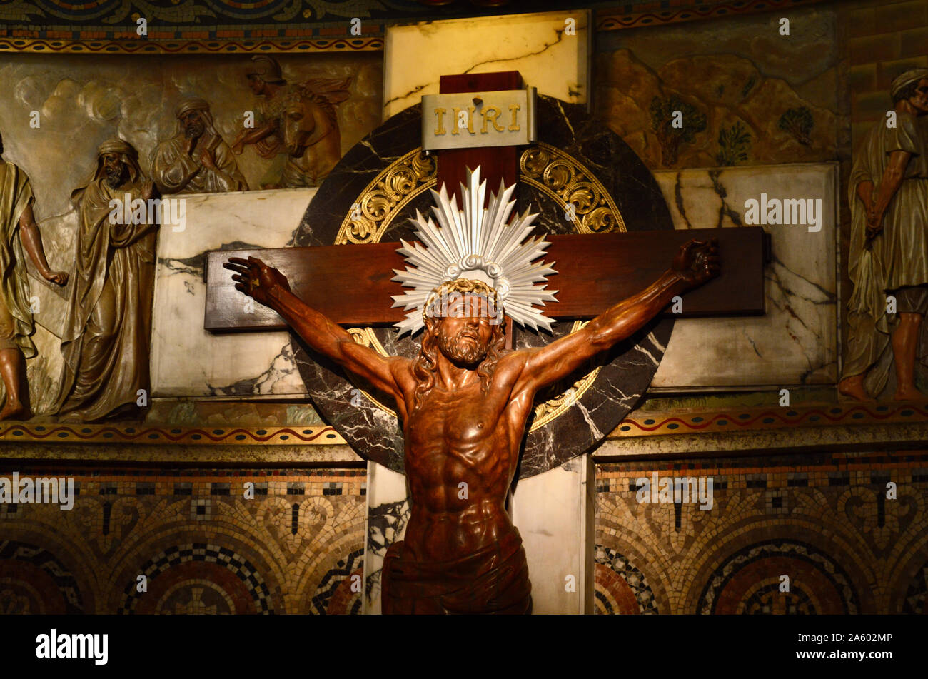 Les décorations à l'intérieur de la crypte de l'église Sagrat Cor à Tibidabo à Barcelone, Espagne Banque D'Images