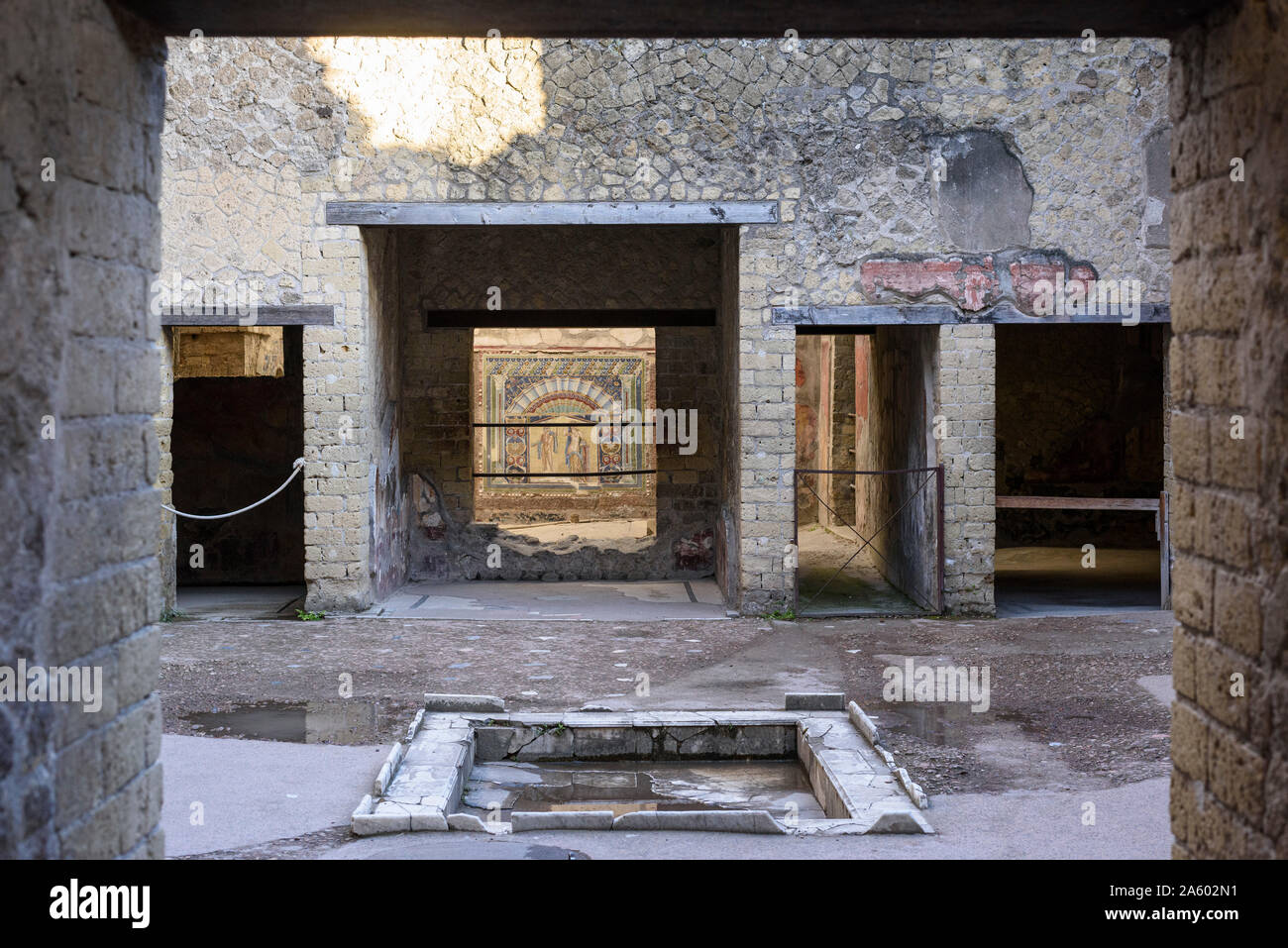 Ercolano. L'Italie. Site archéologique d'Herculanum. Vue de l'atrium vers le triclinium dans la Casa di Nettuno e Anfitrite (chambre d'un Neptune Banque D'Images