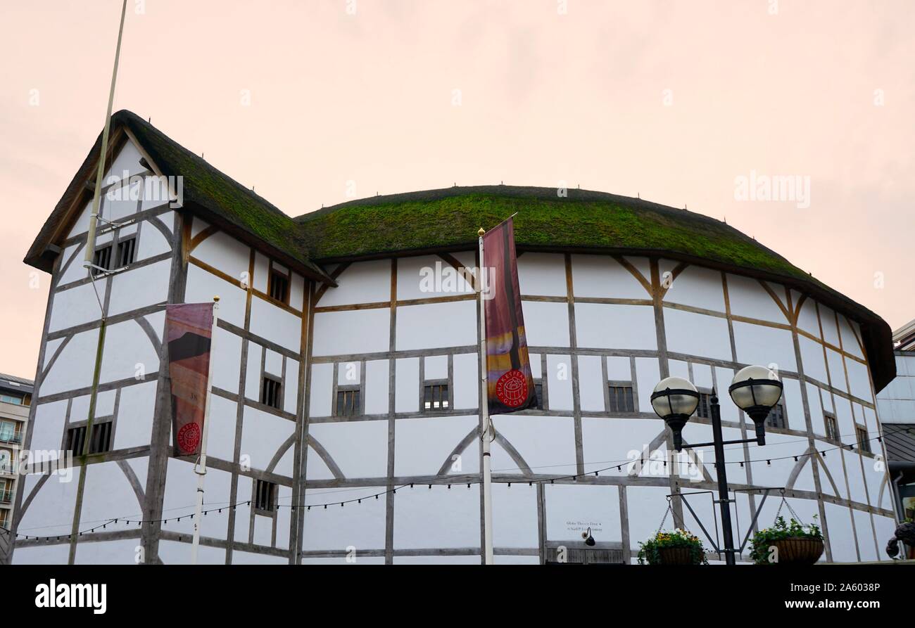 Vue sur le Globe Theatre, associé à William Shakespeare. Construit au 16ème siècle par la lecture de Shakespeare Company, le Lord Chamberlain les hommes. Londres. Datée 2015 Banque D'Images