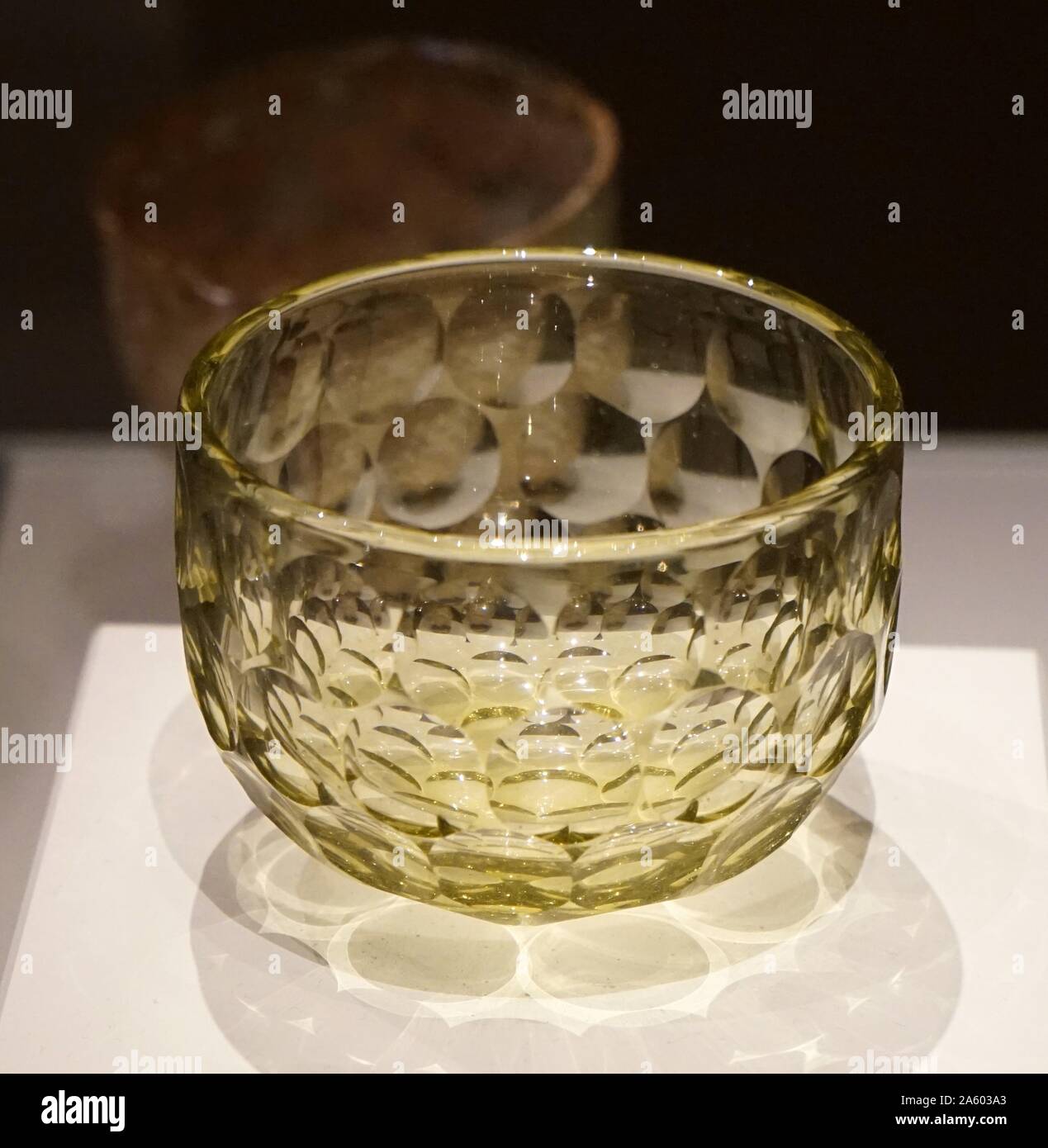 Bols en verre coupe faite par l'artiste japonais, Tami Ishida. En date du 20e siècle Banque D'Images
