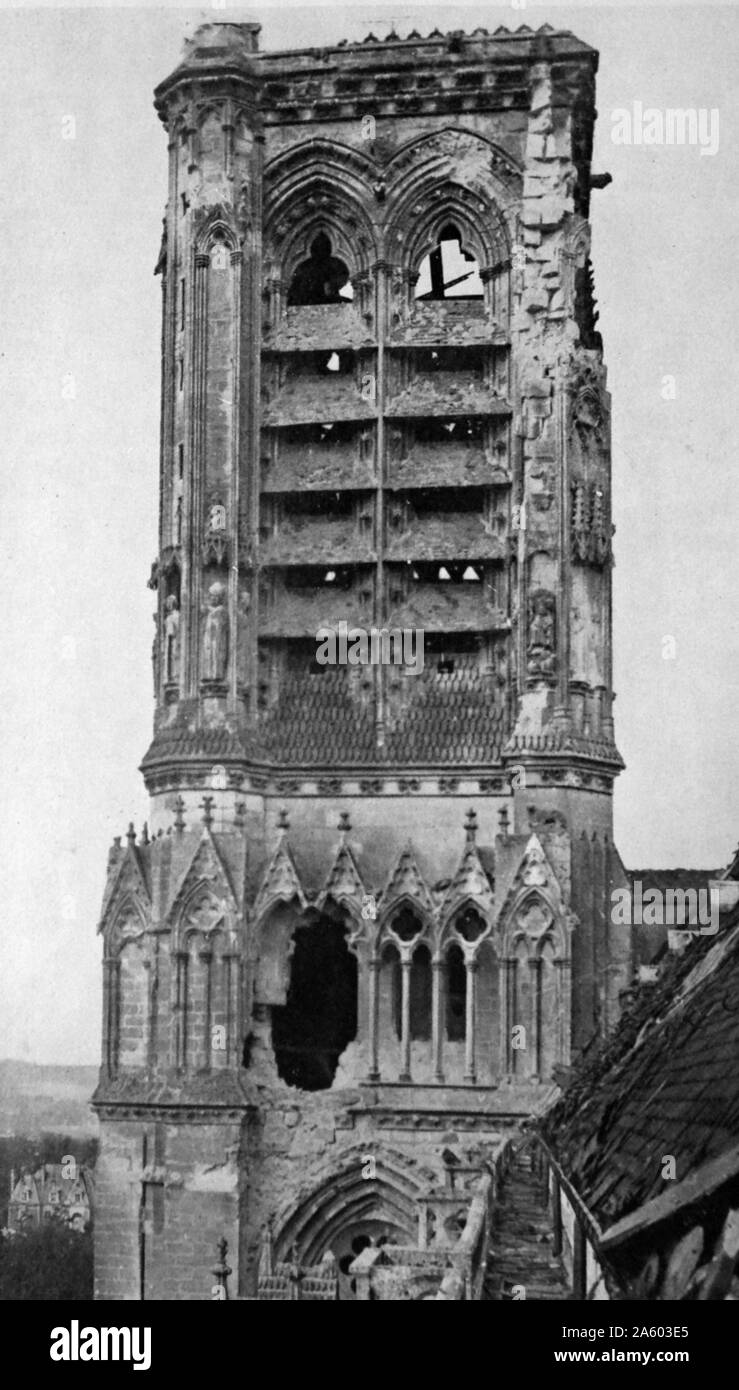Impression photographique de la tour de la cathédrale de Soissons, une cathédrale gothique à Soissons, France. En date du 19e siècle Banque D'Images