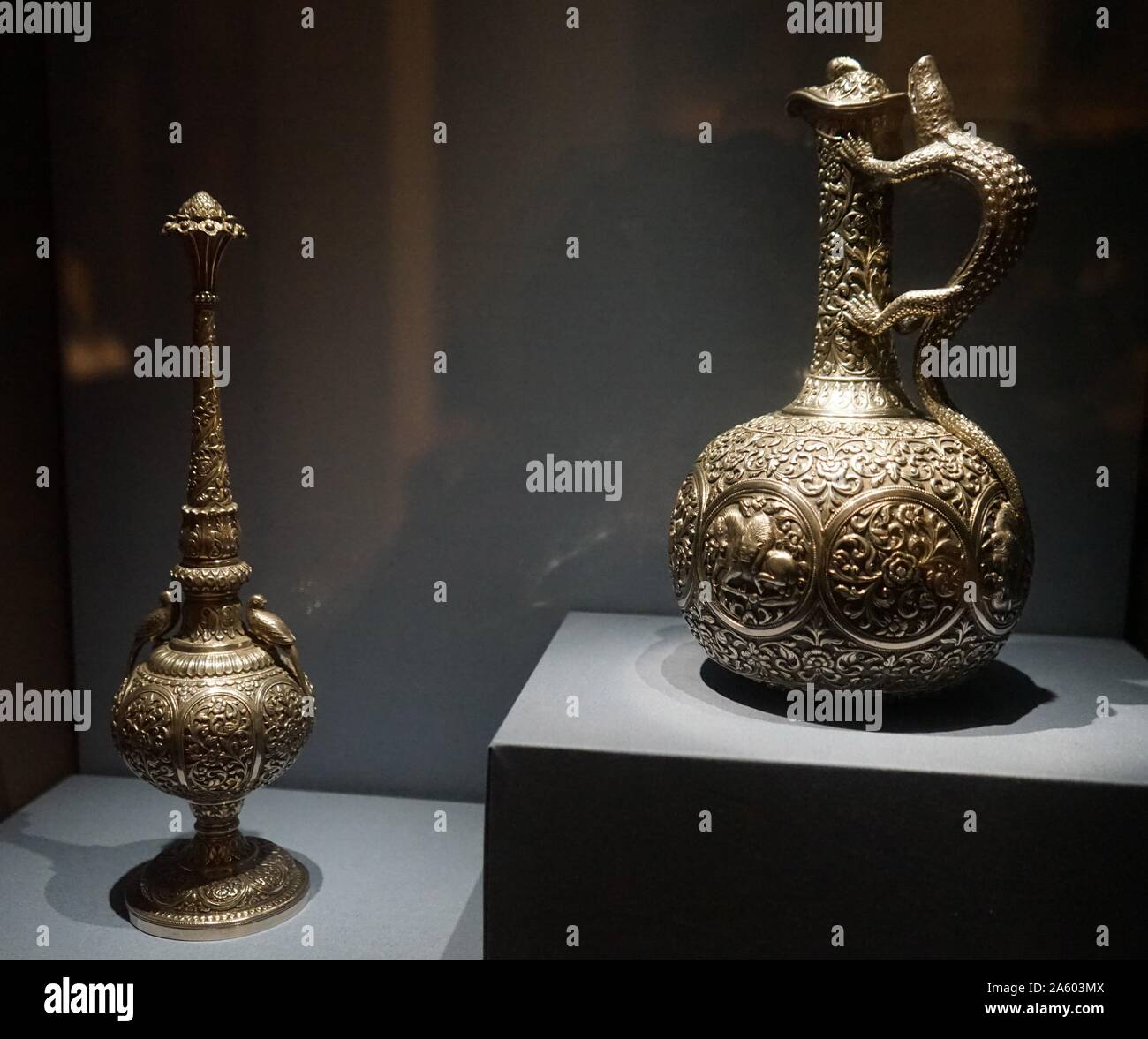 L'eau de rose et de gicleurs de claret jug l'ouest de l'Inde. En date du 19e siècle Banque D'Images