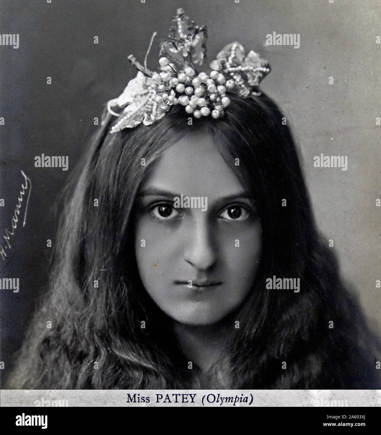 Portrait photographique de Mlle Patey par Henri Manuel (1874-1947) Un photographe parisien. En date du 20e siècle Banque D'Images