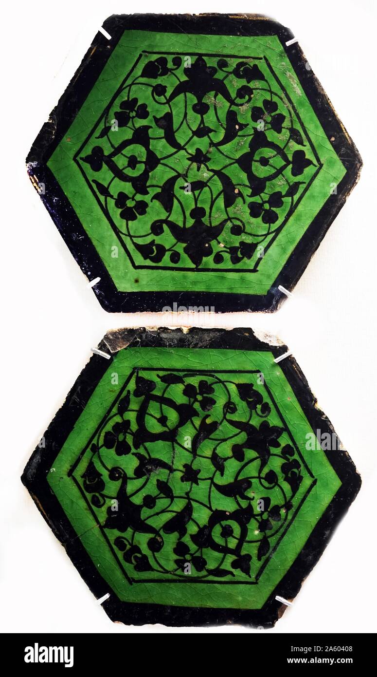 Des tuiles hexagonales peint avec arabesque cruciforme noire morte et fleurs. À partir de l'Iran. En date du 15e siècle Banque D'Images