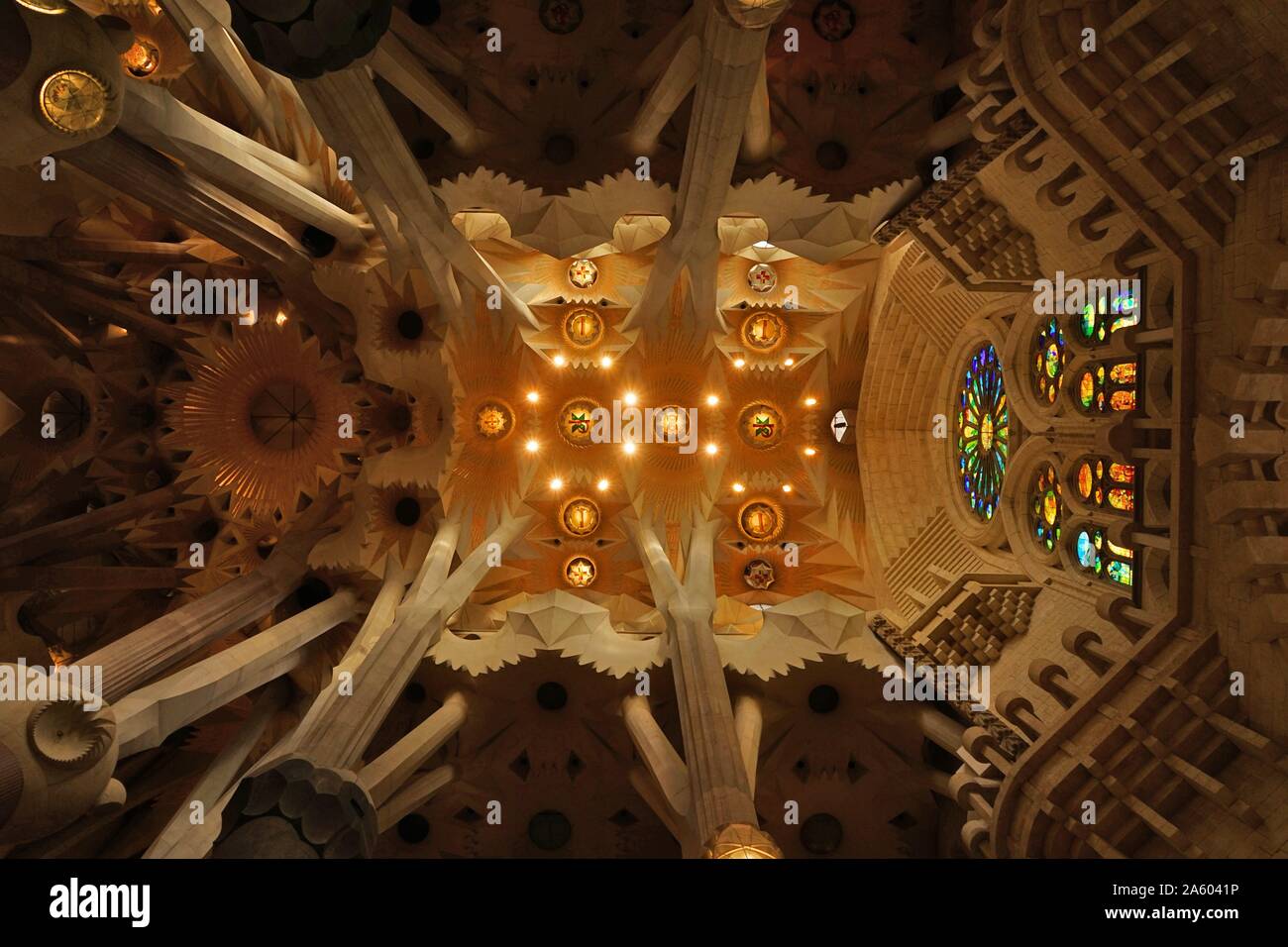 Détails de l'intérieur du Temple Expiatori Basílica je de la Sagrada Família, une église catholique romaine de Barcelone, conçu par l'architecte espagnol Antoni Gaudí (1852-1926). En date du 21e siècle Banque D'Images