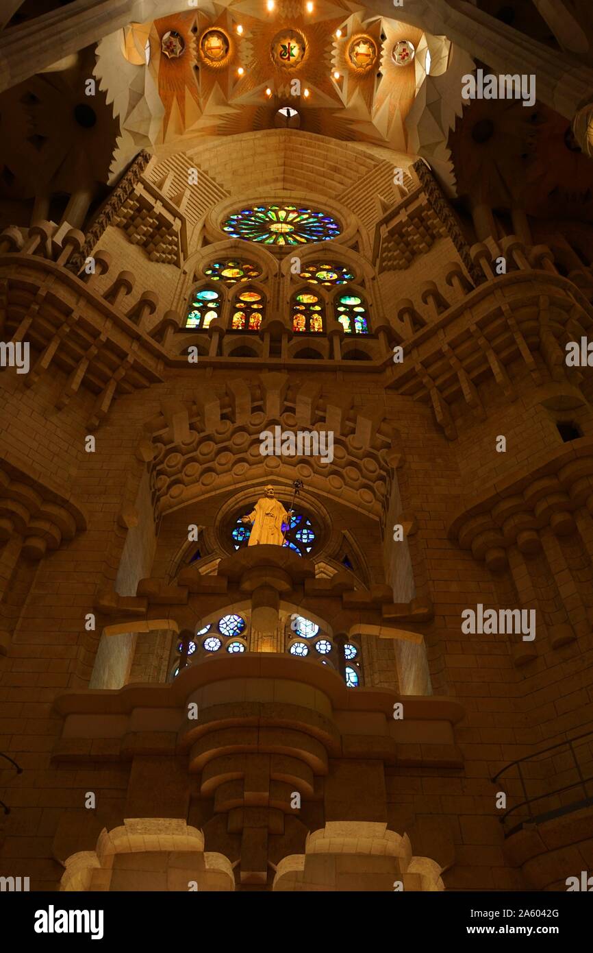 Détails de l'intérieur du Temple Expiatori Basílica je de la Sagrada Família, une église catholique romaine de Barcelone, conçu par l'architecte espagnol Antoni Gaudí (1852-1926). En date du 21e siècle Banque D'Images