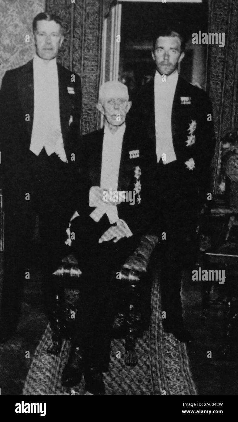 Photographie du roi Gustave V (1858-1950), son fils Gustave VI Adolphe de Suède (1882-1973) et petit-fils le Prince Gustaf Adolf, duc de Västerbotten (1906-1947). En date du 20e siècle Banque D'Images