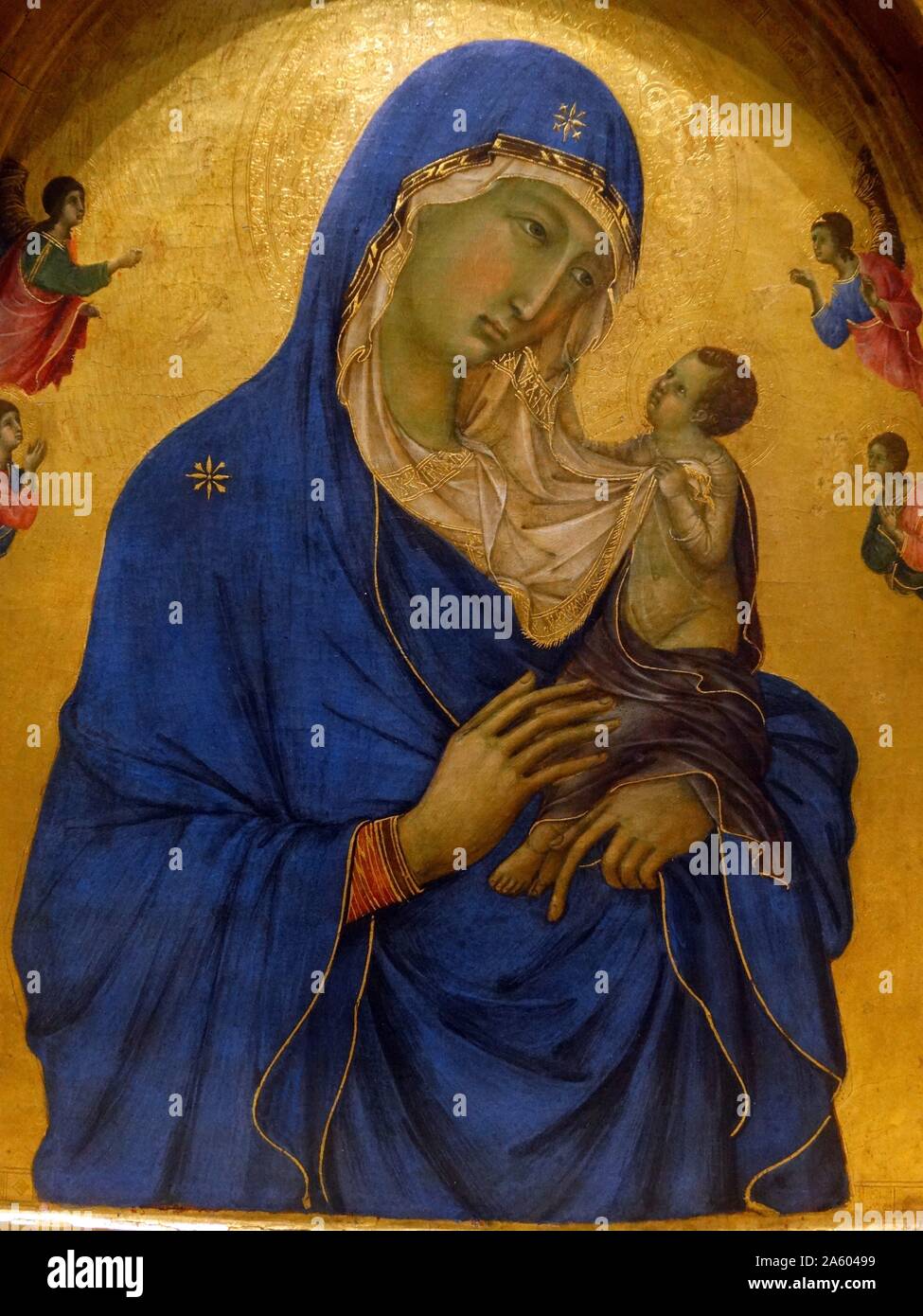 La peinture intitulée "La Vierge et l'enfant avec les Saints Dominique et Aurea' de Duccio di Buoninsegna (1255-1319) un peintre italien. En date du 13e siècle. Banque D'Images
