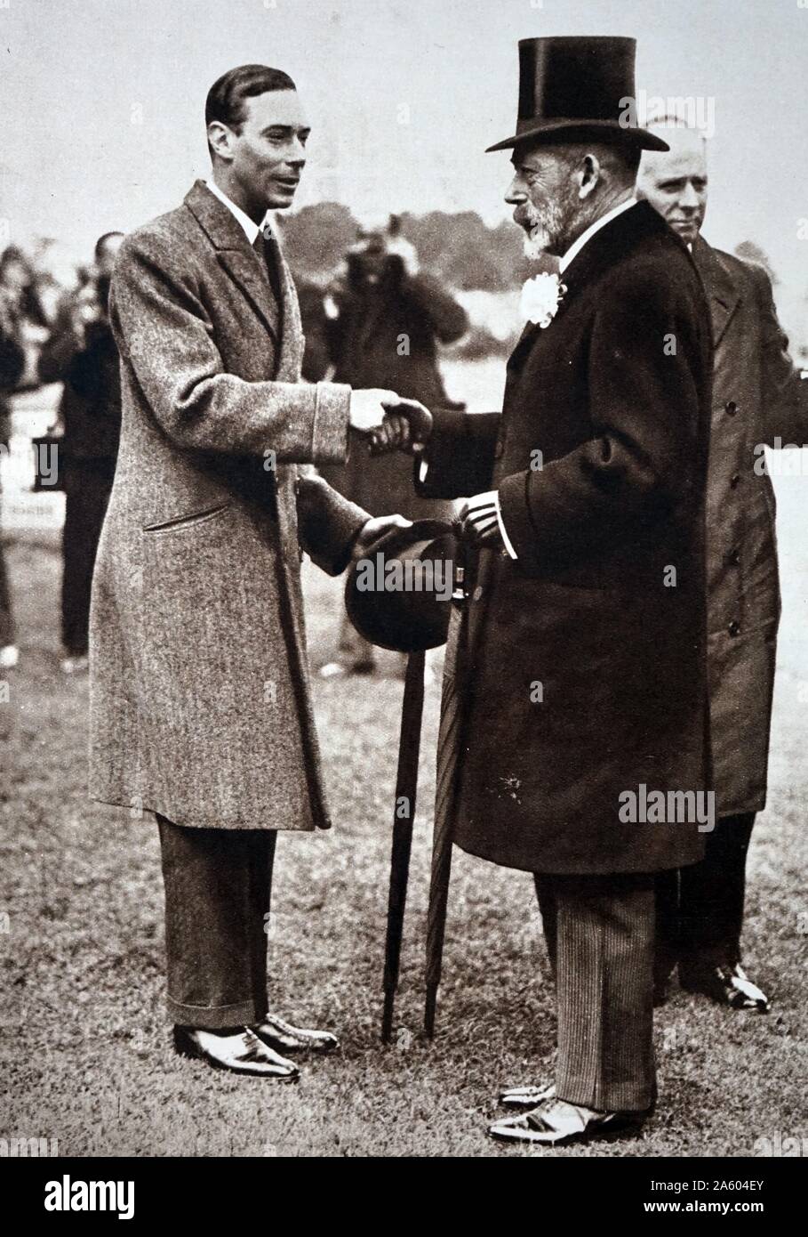 Photographie du roi George V (1865-1936) et Prince Albert Frederick Arthur George (1895-1952) au cours de la Royal Horse Show à Richard . En date du 20e siècle Banque D'Images