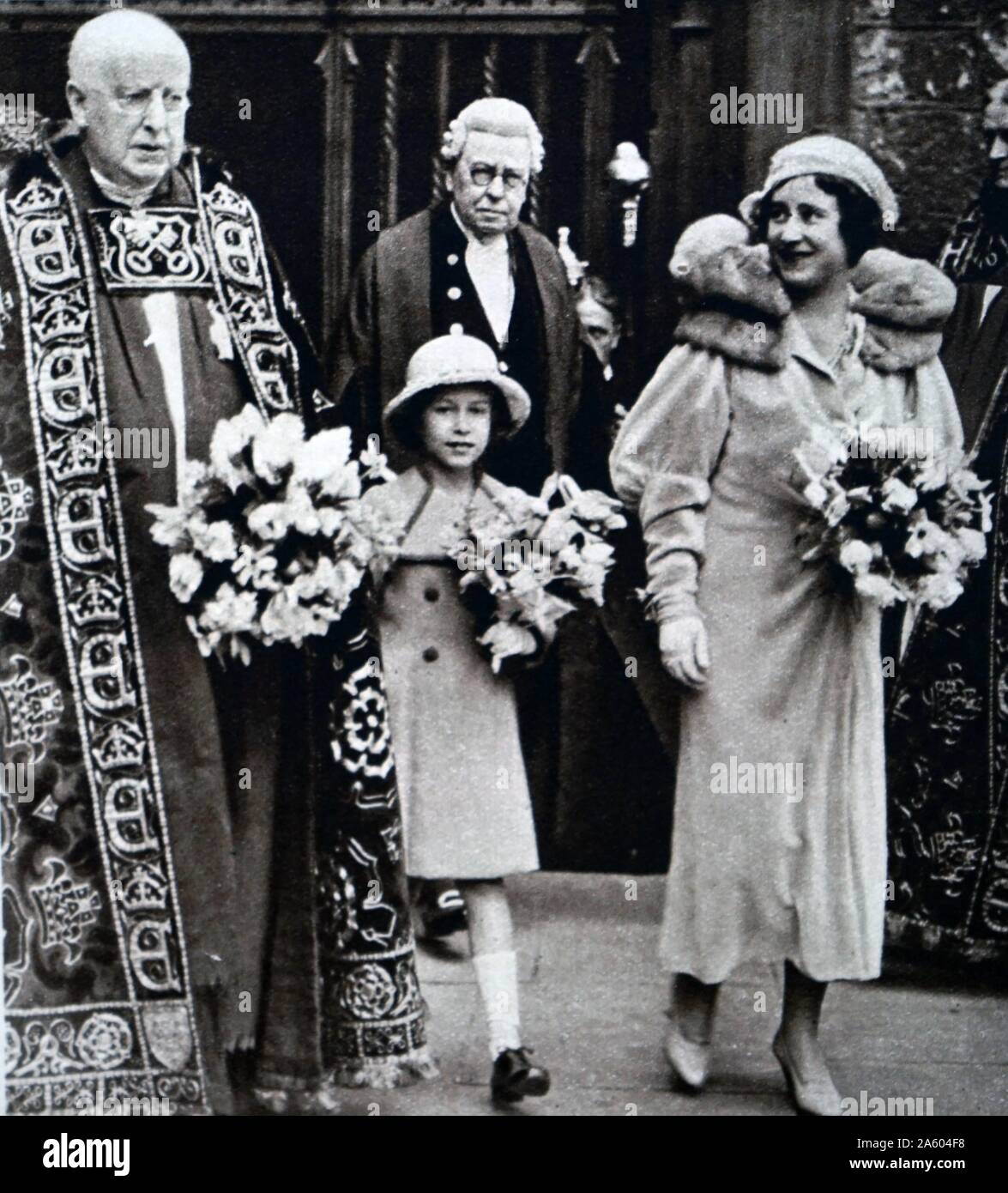 Photographie de Lady Elizabeth (1900-2002) et la princesse Elizabeth (1926-) à l'abbaye de Westminster pour la distribution de la Gendarmerie royale Le. En date du 20e siècle Banque D'Images