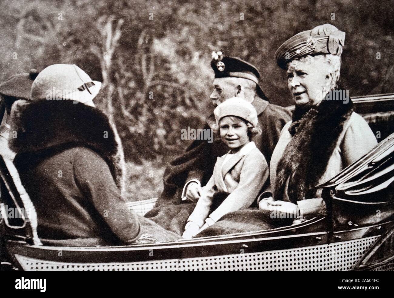 Photographie de la princesse Elizabeth (1926-) avec ses grands-parents, la Reine Mary de Teck (1867-1953) et le roi George V (1865-1936). Également sur la photo est sa mère Lady Elizabeth (1900-2002) . En date du 20e siècle Banque D'Images