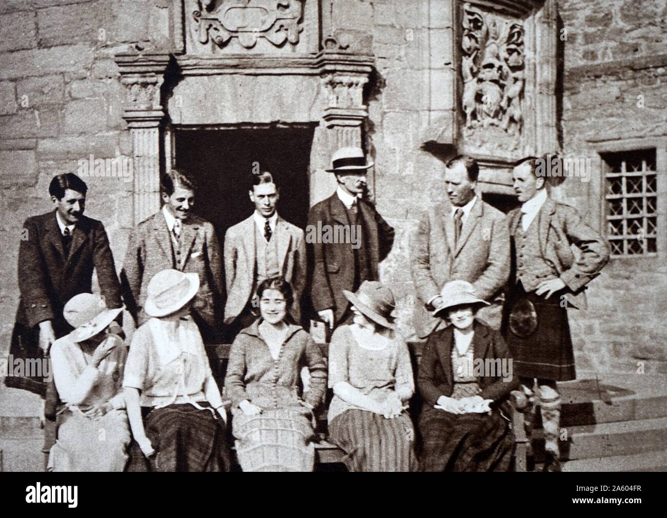 Photo de Prince Albert Frederick Arthur George (1895-1952) avec le Comte de Strathmore (Claude Bowes-Lyon, 14e comte de Strathmore et Kinghorne (1855-1944)), tir au château de Glamis. En date du 20e siècle Banque D'Images