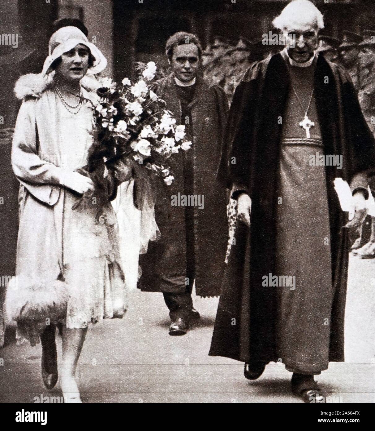 Photo de l'archevêque de Canterbury, Cosmo Gordon Lang (1864-1945) marche avec Lady Elizabeth (1900-2002) au King's College, pour les célébrations du centenaire. En date du 20e siècle Banque D'Images