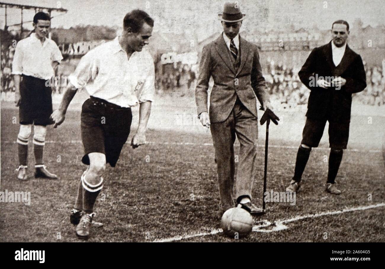 Photo de Prince Albert Frederick Arthur George (1895-1952) le coup d'un match de football. En date du 20e siècle Banque D'Images