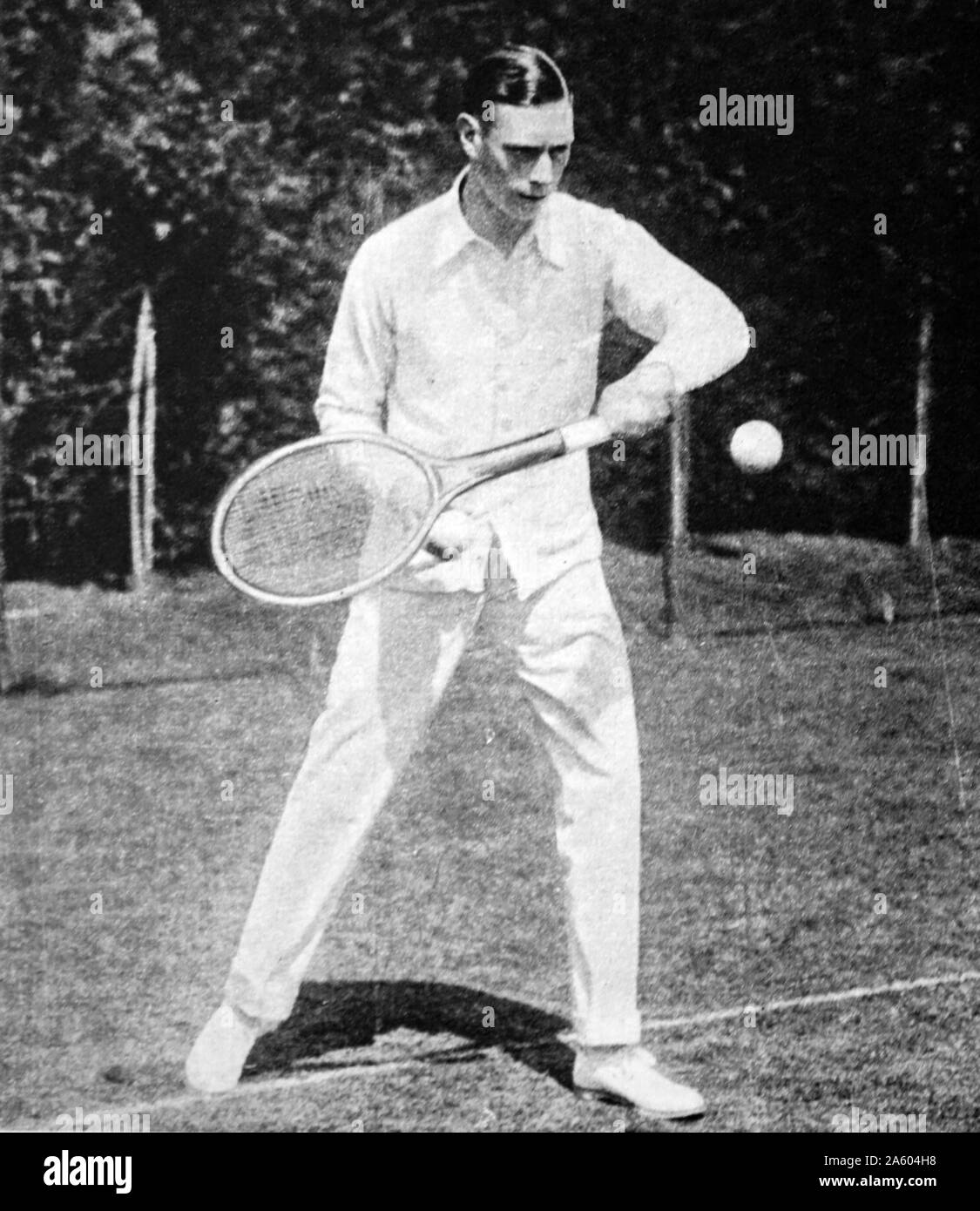 Photo de Prince Albert Frederick Arthur George (1895-1952) pratiquer son revers dur à un jeu de tennis organisée par Frederick Edwin Smith, 1er comte de Birkenhead (1872-1930) à son pays accueil à Charlton, près de Banbury. En date du 20e siècle Banque D'Images