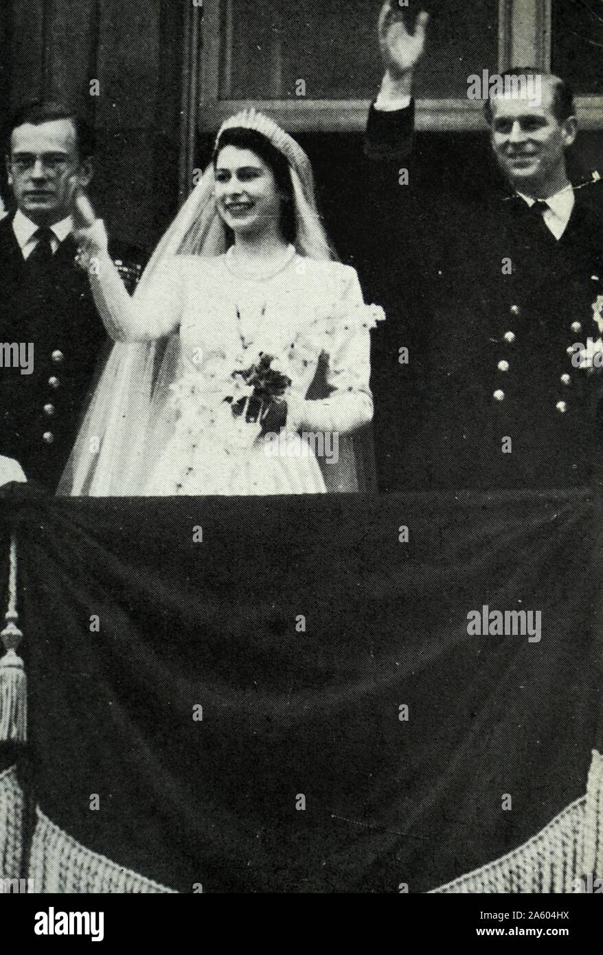 Photographie de la princesse Elizabeth (1926-) et le Prince Philip, duc d'Édimbourg (1921-) sur le balcon de Buckingham Palace. En date du 20e siècle. Banque D'Images