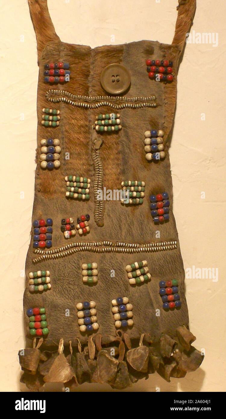 Pagne décoré, avec des fermetures éclair, portés par tribeswoman Turkana du Kenya, Afrique de l'Est. Banque D'Images